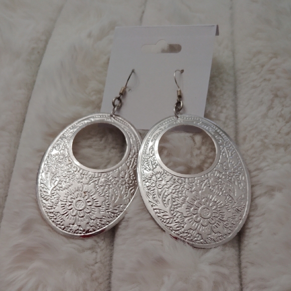Jewelry - Elegant Silver Floral Earrings